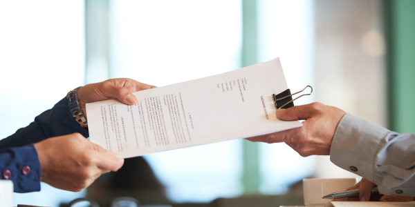 Ko obligāti pārbaudīt, parakstot darba līgumu?